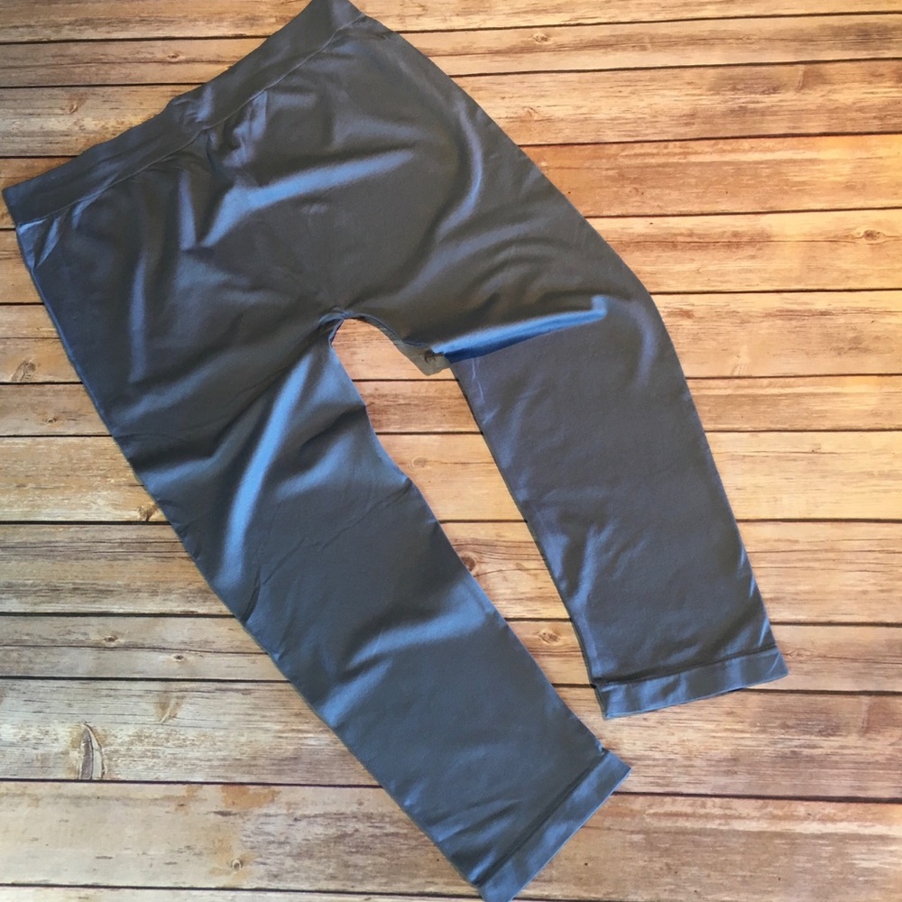 2 for 25 💕 Plus Size Seamless Capri Leggings - Picture 4 of 5
